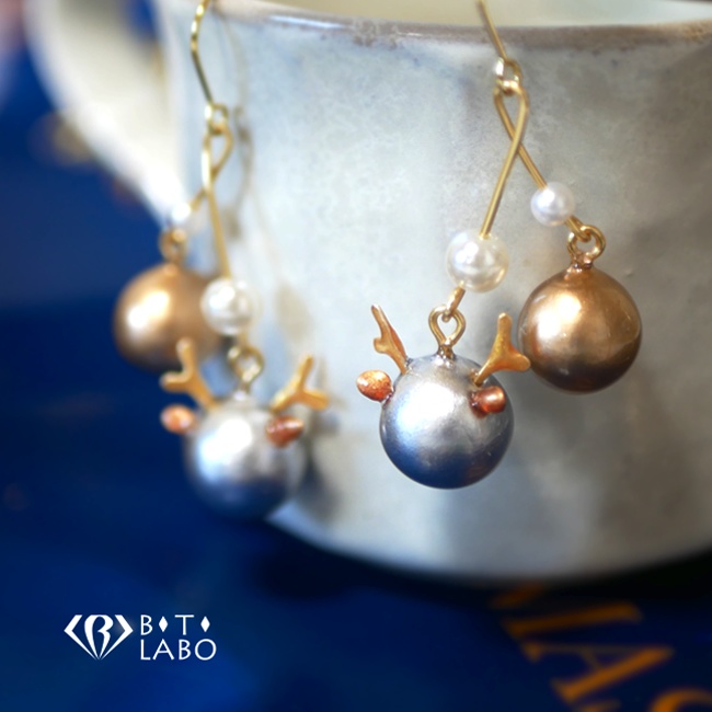 クリスマスピアス トナカイモチーフのモビールピアス・イヤリング