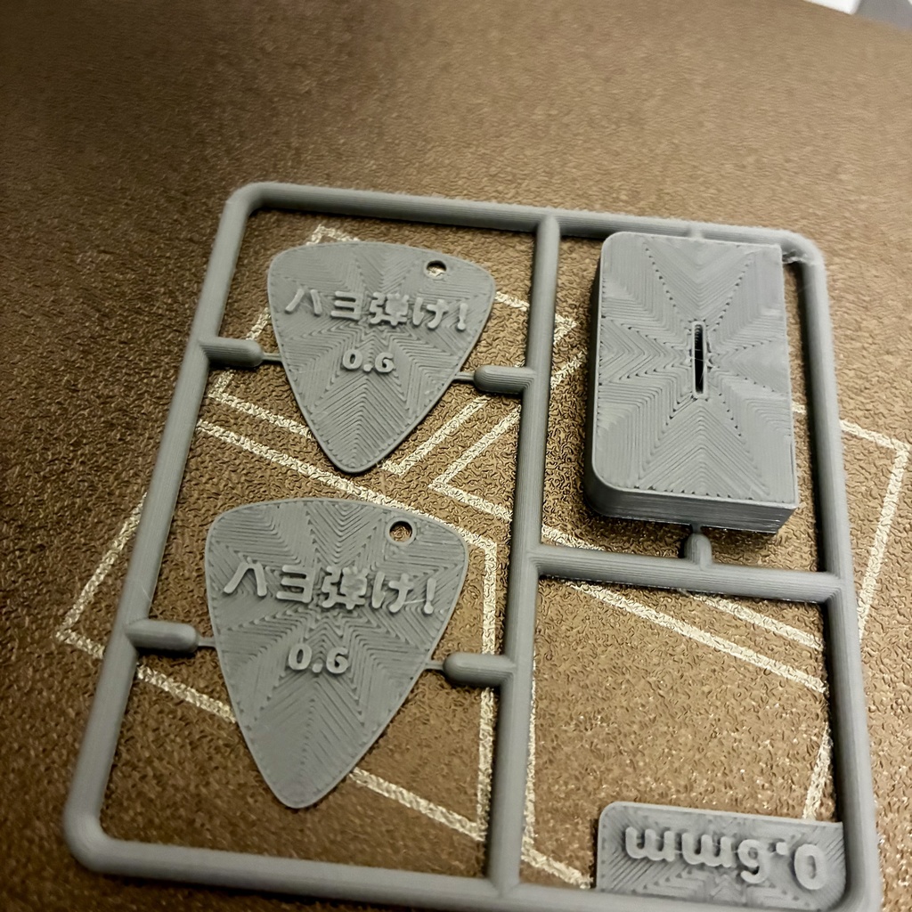 弾ける、飾れる、ギターピック型プラモデル