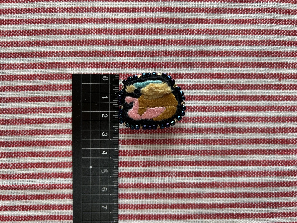 【刺繍ブローチ】パンみたいないきもの(すやすや)