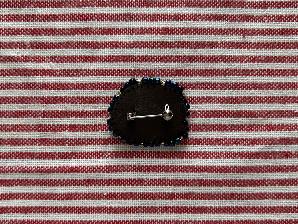 【刺繍ブローチ】パンみたいないきもの(すやすや)