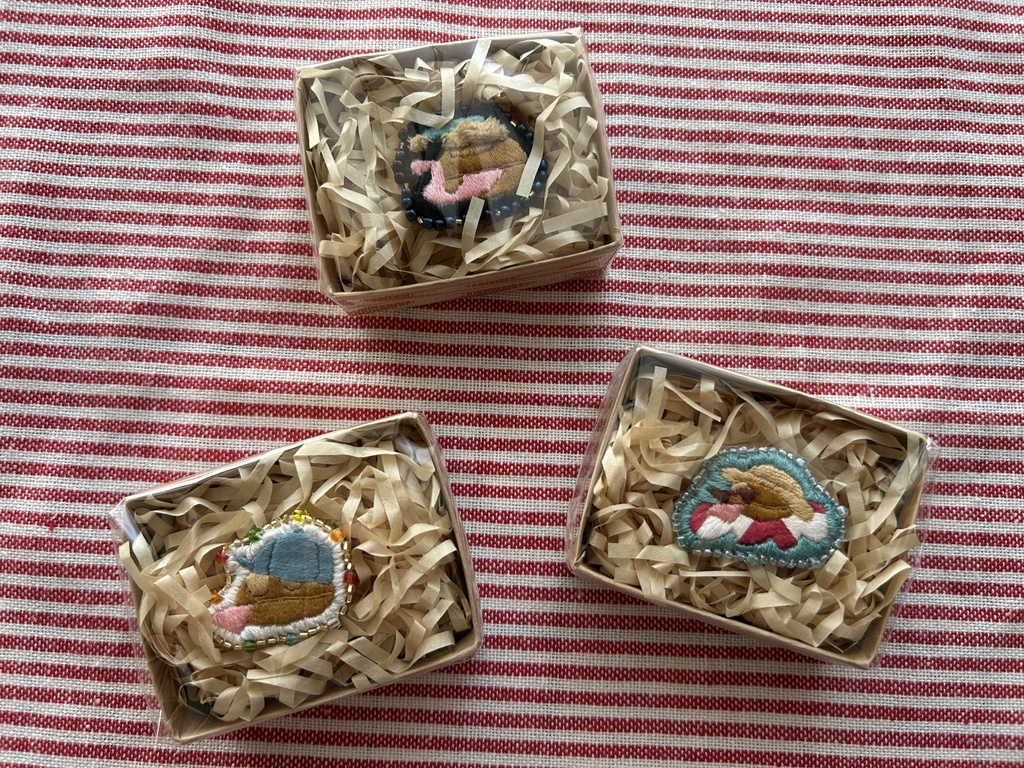 【刺繍ブローチ】パンみたいないきもの(すやすや)