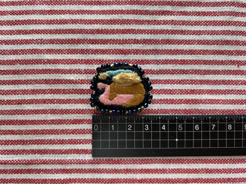 【刺繍ブローチ】パンみたいないきもの(すやすや)