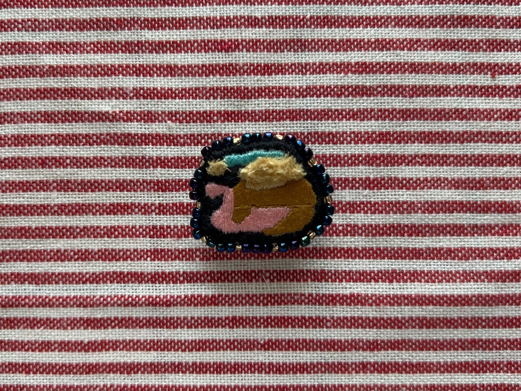 【刺繍ブローチ】パンみたいないきもの(すやすや)