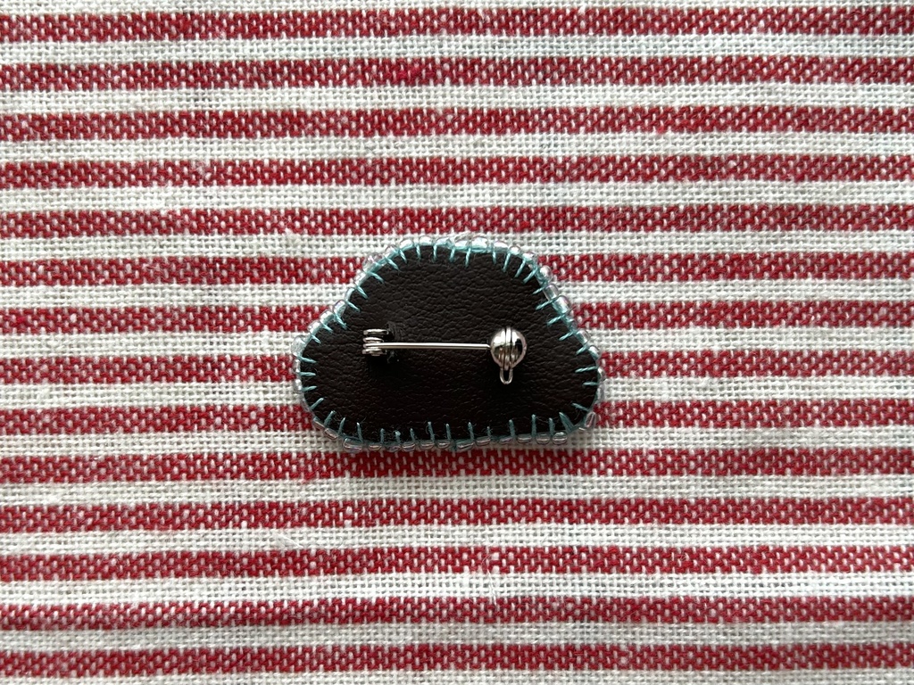 【刺繍ブローチ】パンみたいないきもの(ぷかぷか)