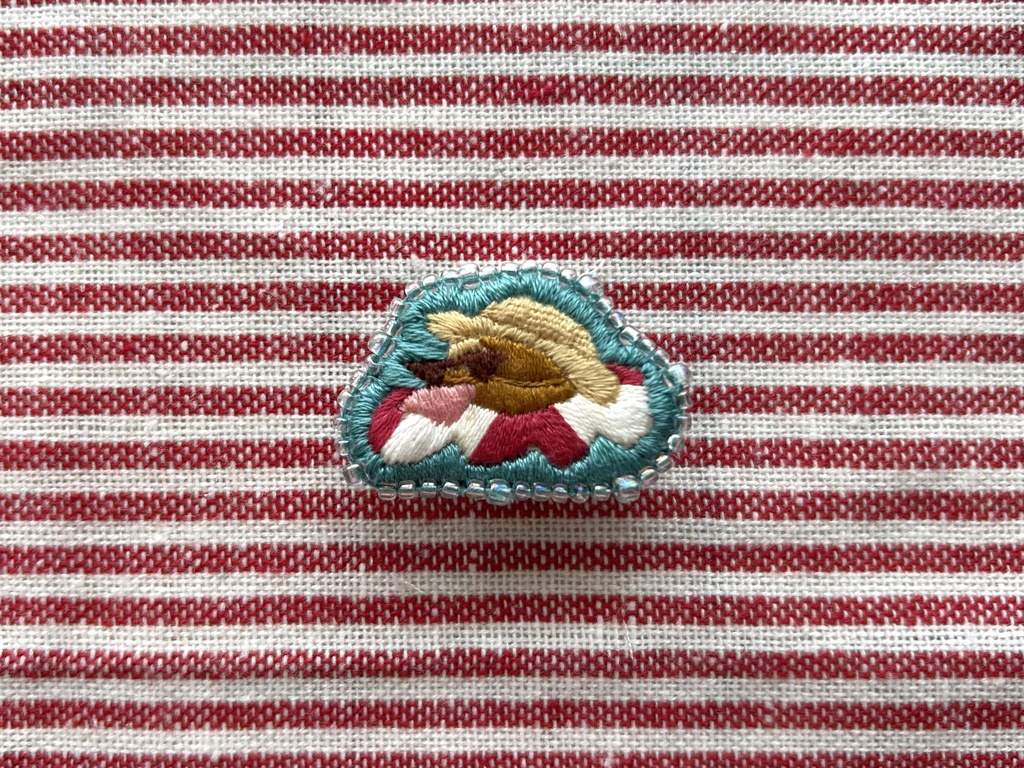 【刺繍ブローチ】パンみたいないきもの(ぷかぷか)