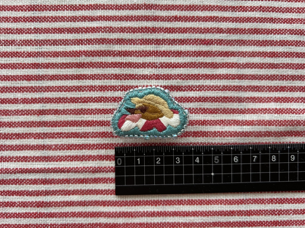 【刺繍ブローチ】パンみたいないきもの(ぷかぷか)