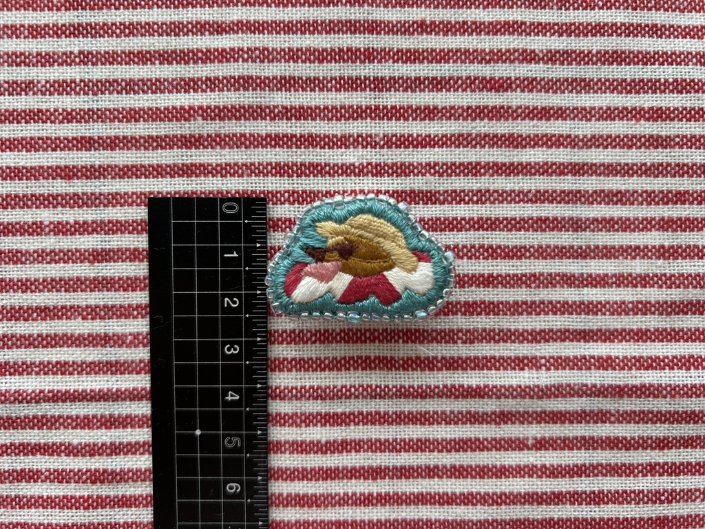 【刺繍ブローチ】パンみたいないきもの(ぷかぷか)