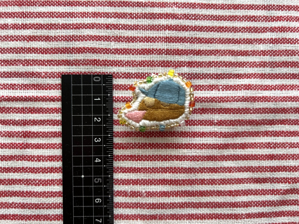 【刺繍ブローチ】パンみたいないきもの(うきうき)