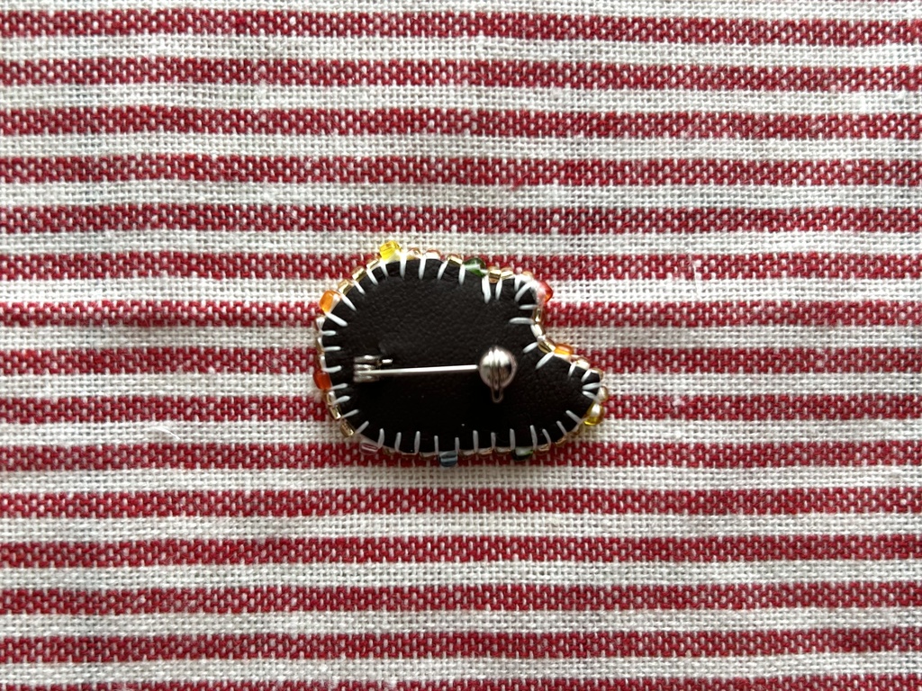 【刺繍ブローチ】パンみたいないきもの(うきうき)