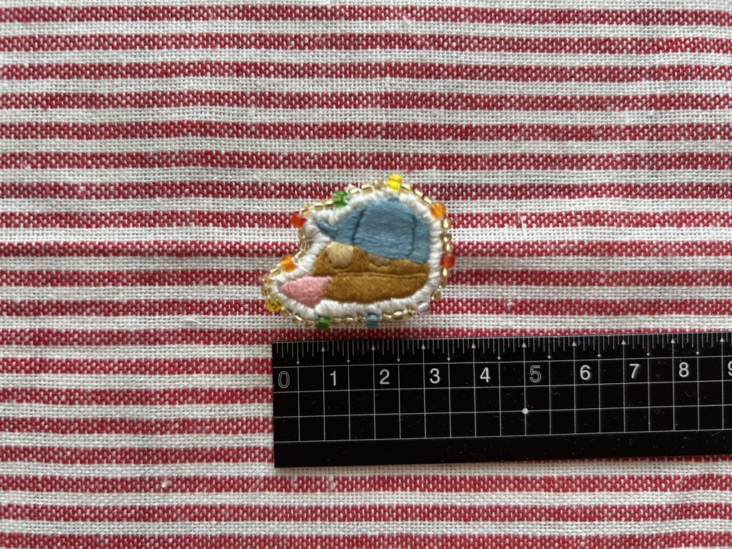 【刺繍ブローチ】パンみたいないきもの(うきうき)