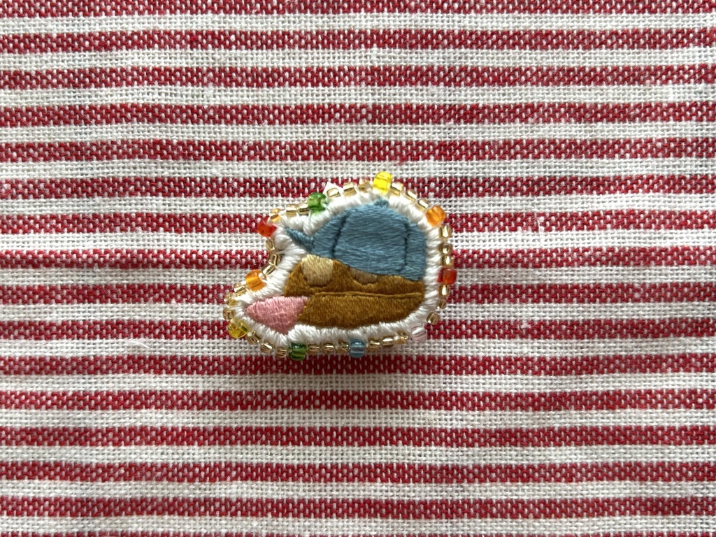 【刺繍ブローチ】パンみたいないきもの(うきうき)