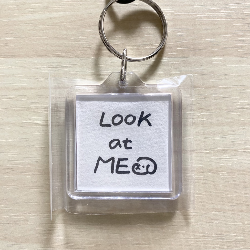 look at me.手描きキーホルダー