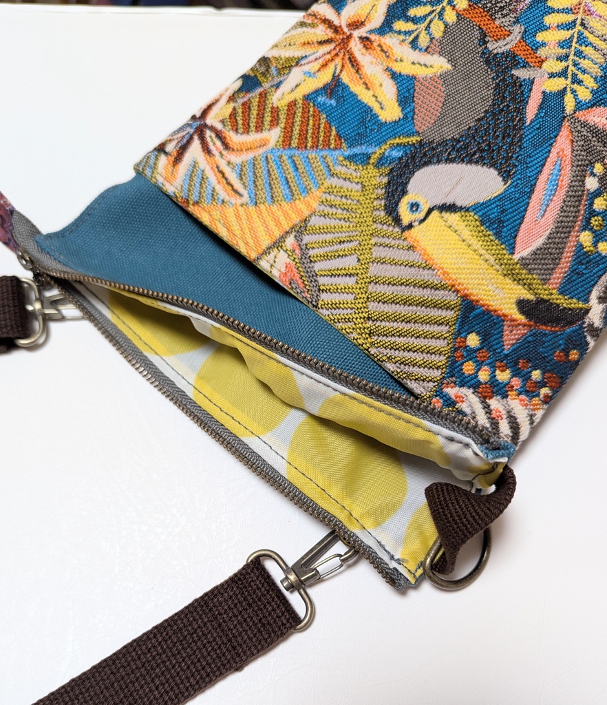 長財布が入る(と思う)ショルダーバック