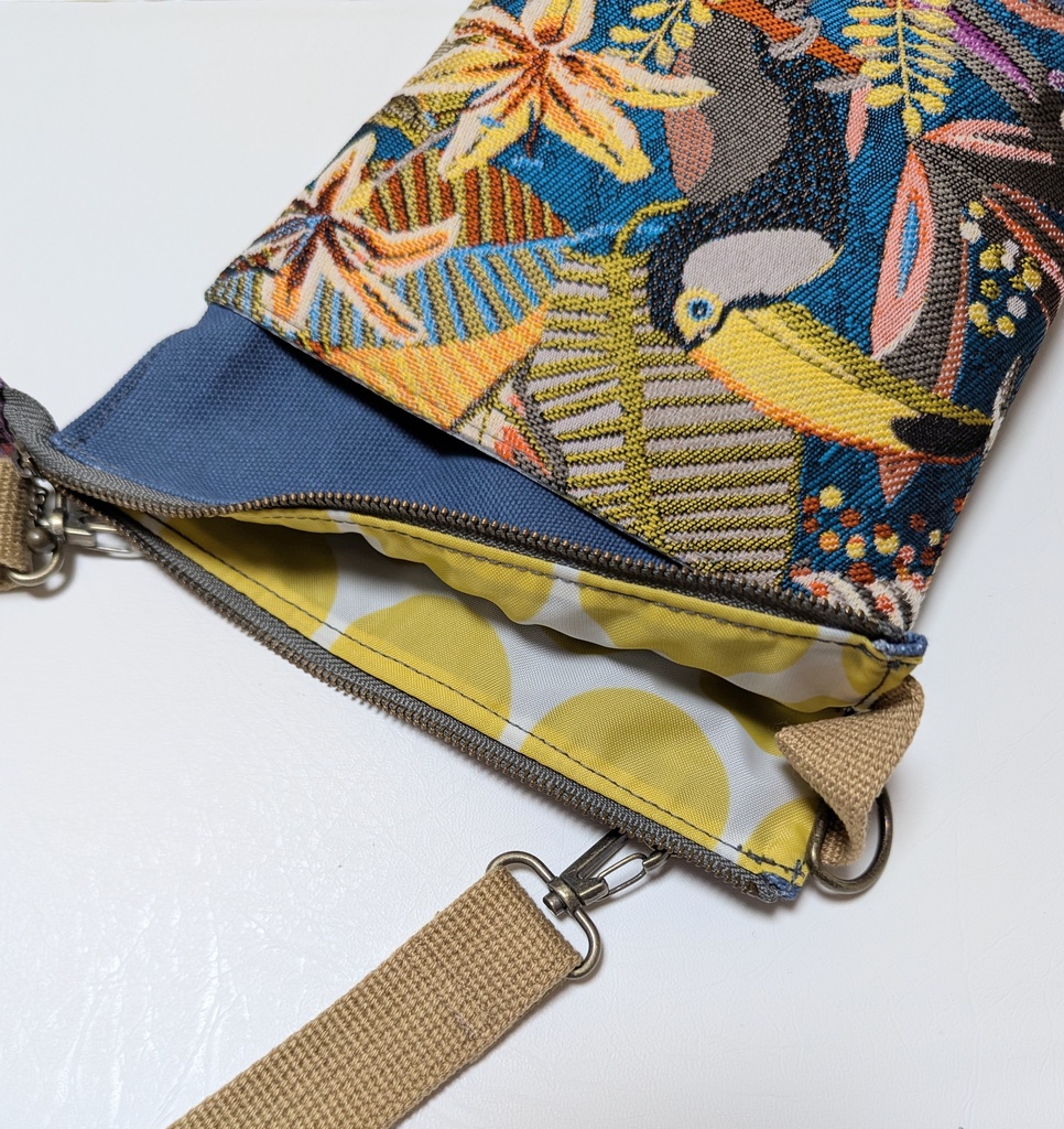 長財布が入る(と思う)ショルダーバック