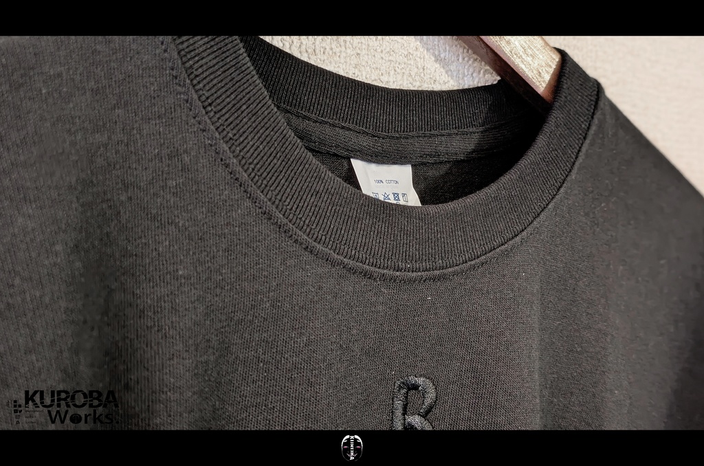 「B}lack T-shirt