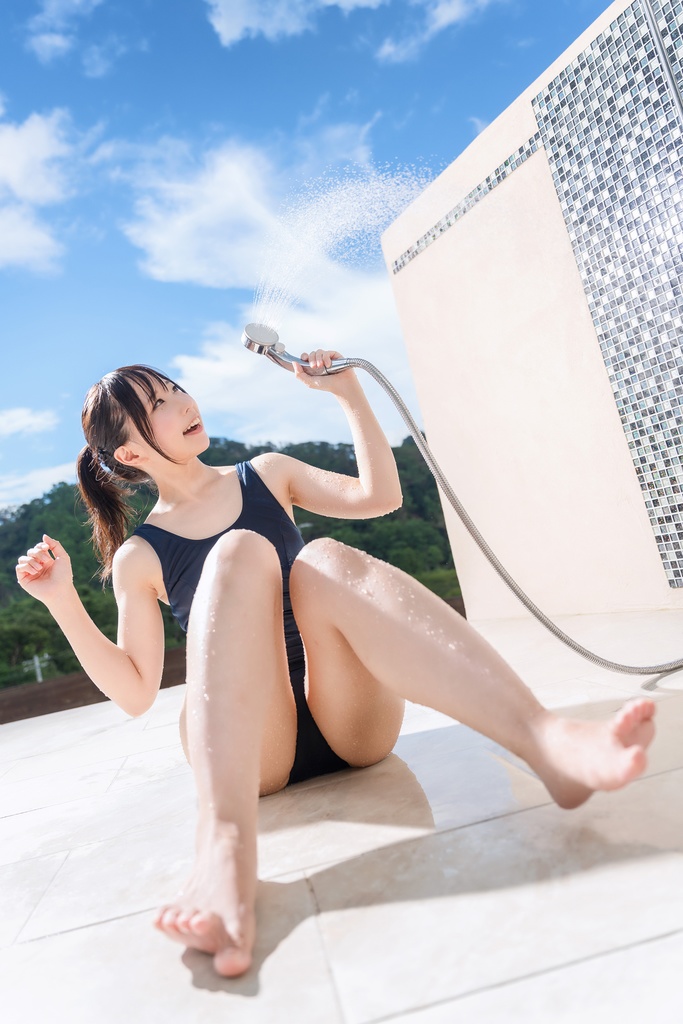 制服×笑顔×スク水+マイクロビキニ