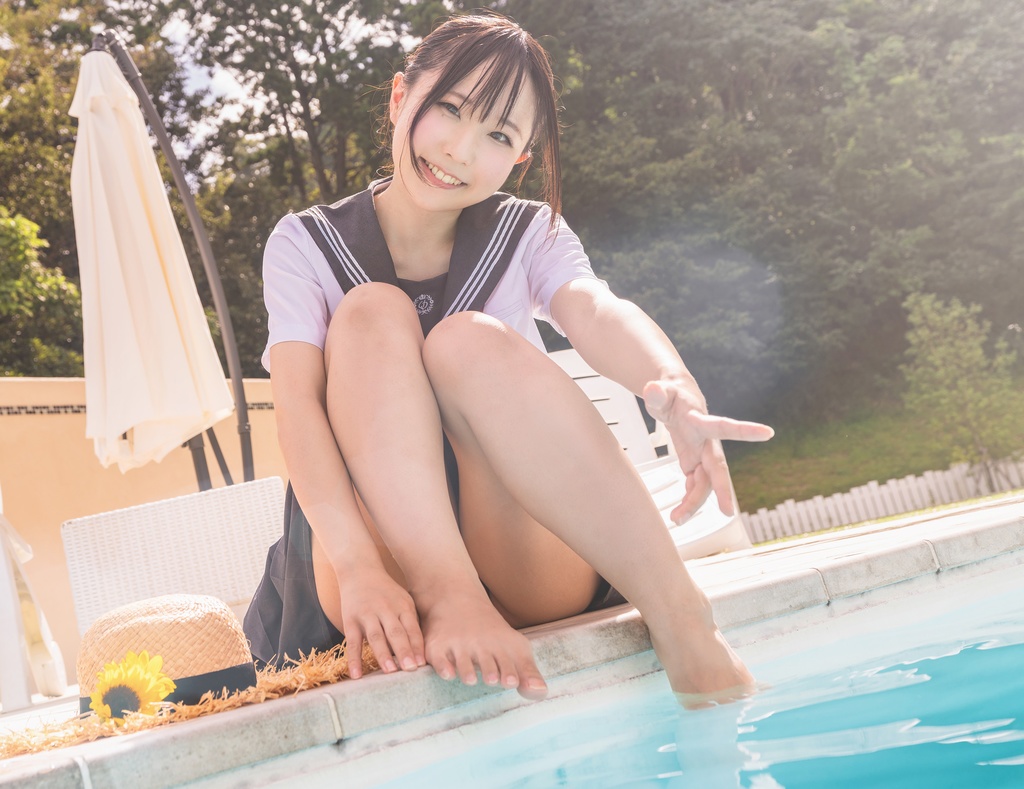 制服×笑顔×スク水+マイクロビキニ