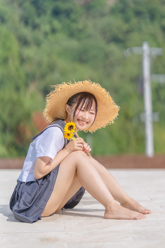 制服×笑顔×スク水+マイクロビキニ