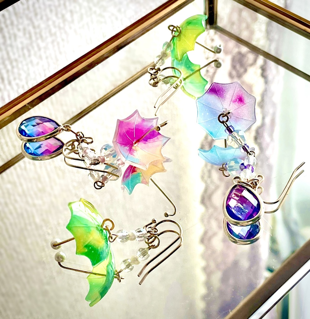 雨と雲の傘ピアス