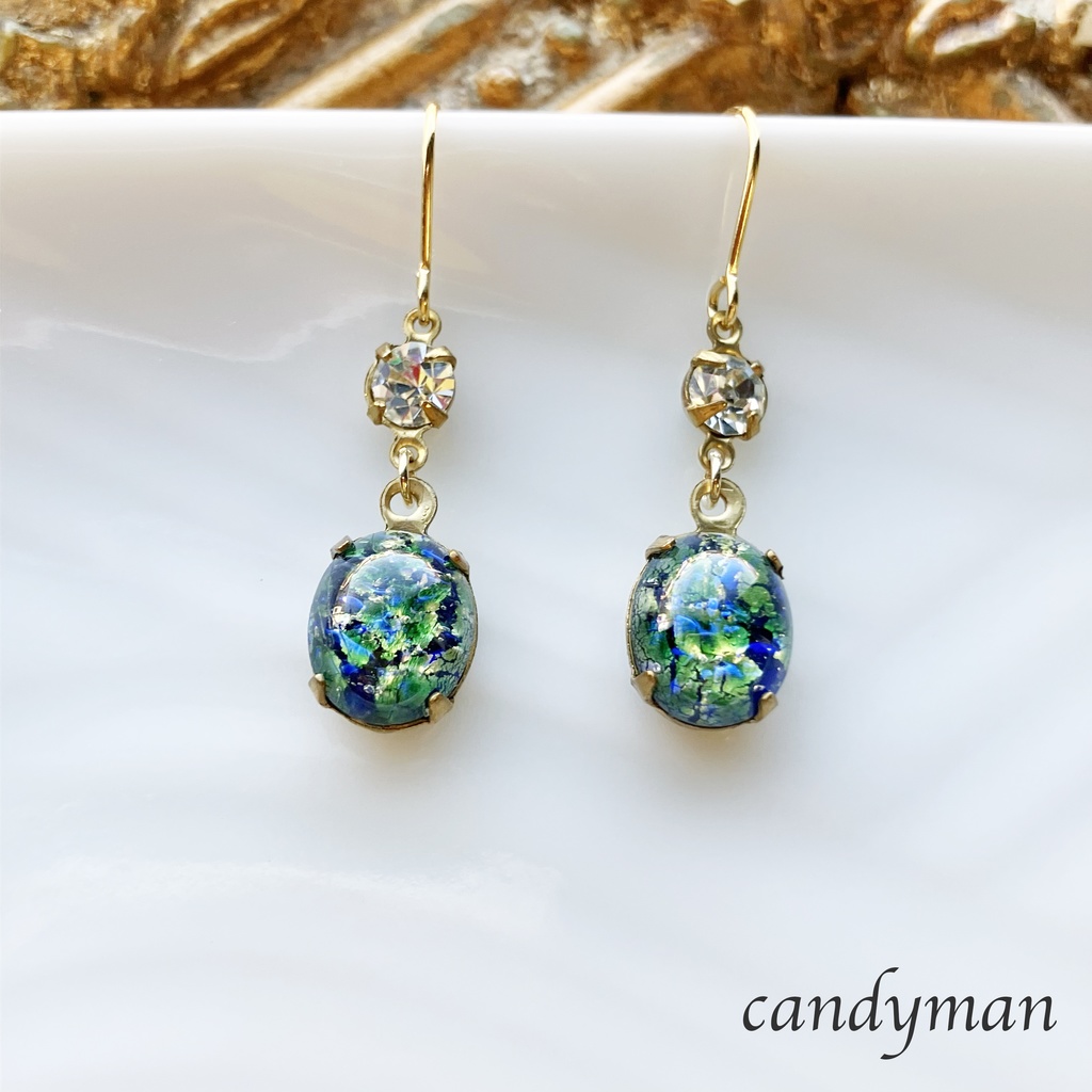 【送料込み】緑のヴィンテージグリーンファイアオパール風ガラスとスワロフスキーの宇宙ピアス