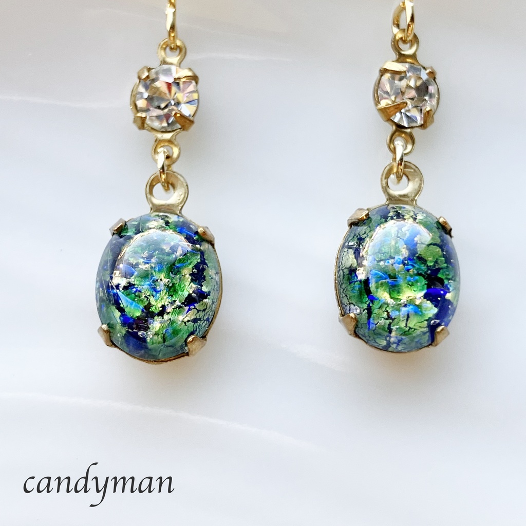 【送料込み】緑のヴィンテージグリーンファイアオパール風ガラスとスワロフスキーの宇宙ピアス