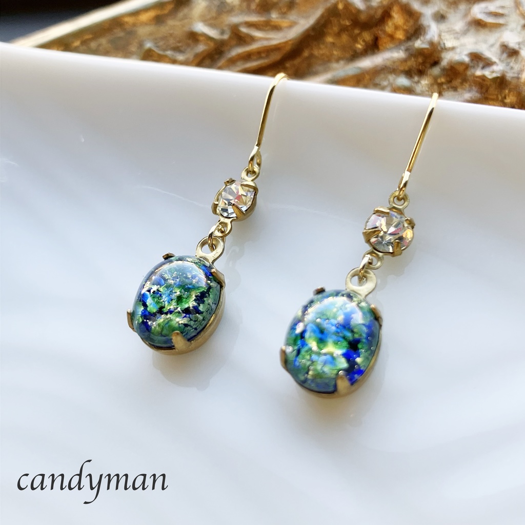 【送料込み】緑のヴィンテージグリーンファイアオパール風ガラスとスワロフスキーの宇宙ピアス