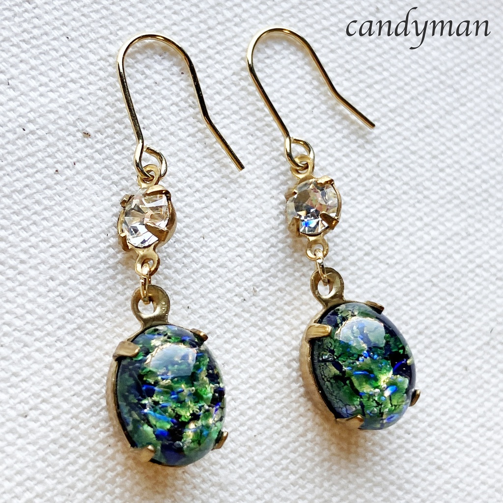 【送料込み】緑のヴィンテージグリーンファイアオパール風ガラスとスワロフスキーの宇宙ピアス