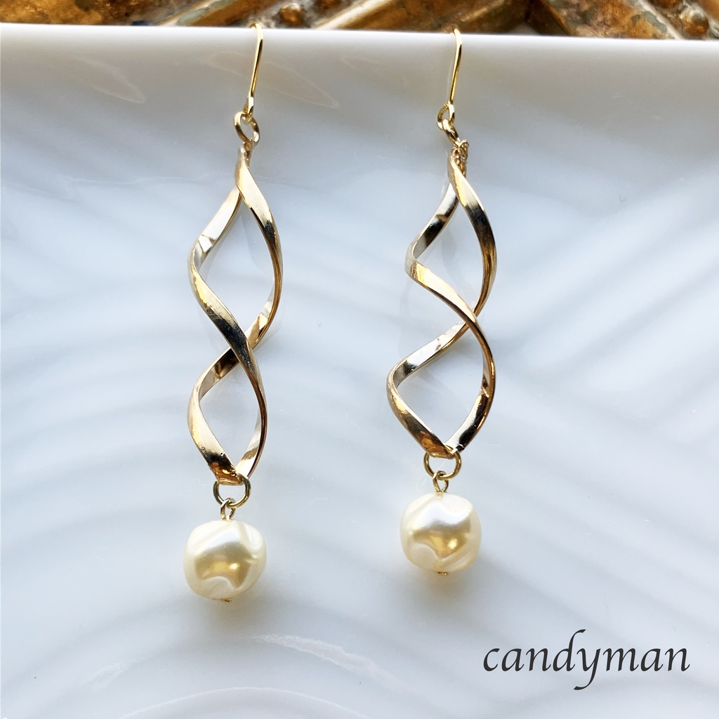 ヴィンテージ*くねくねチャームとパールのピアス