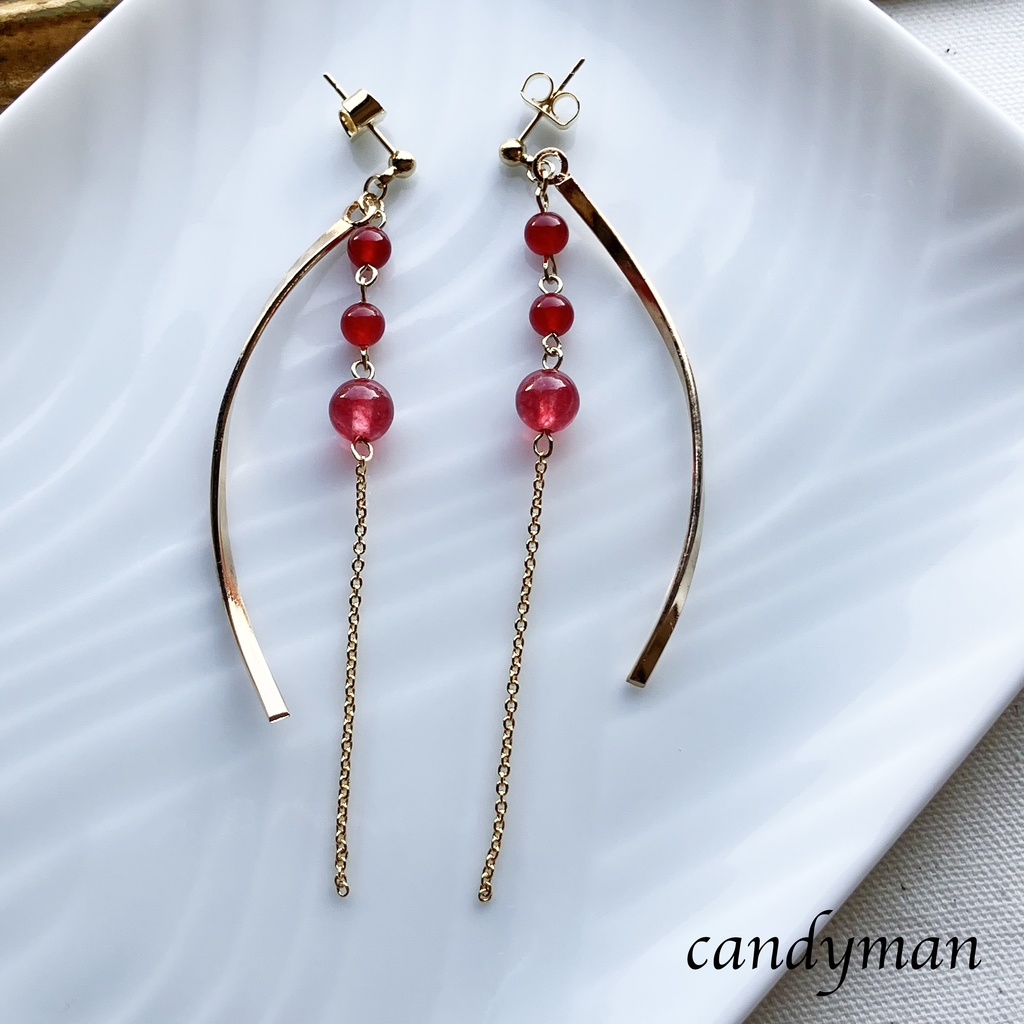 天然石レッドジェードの赤いくねくねピアス