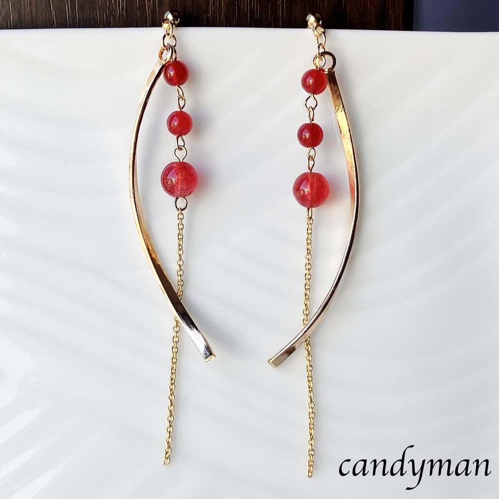 天然石レッドジェードの赤いくねくねピアス