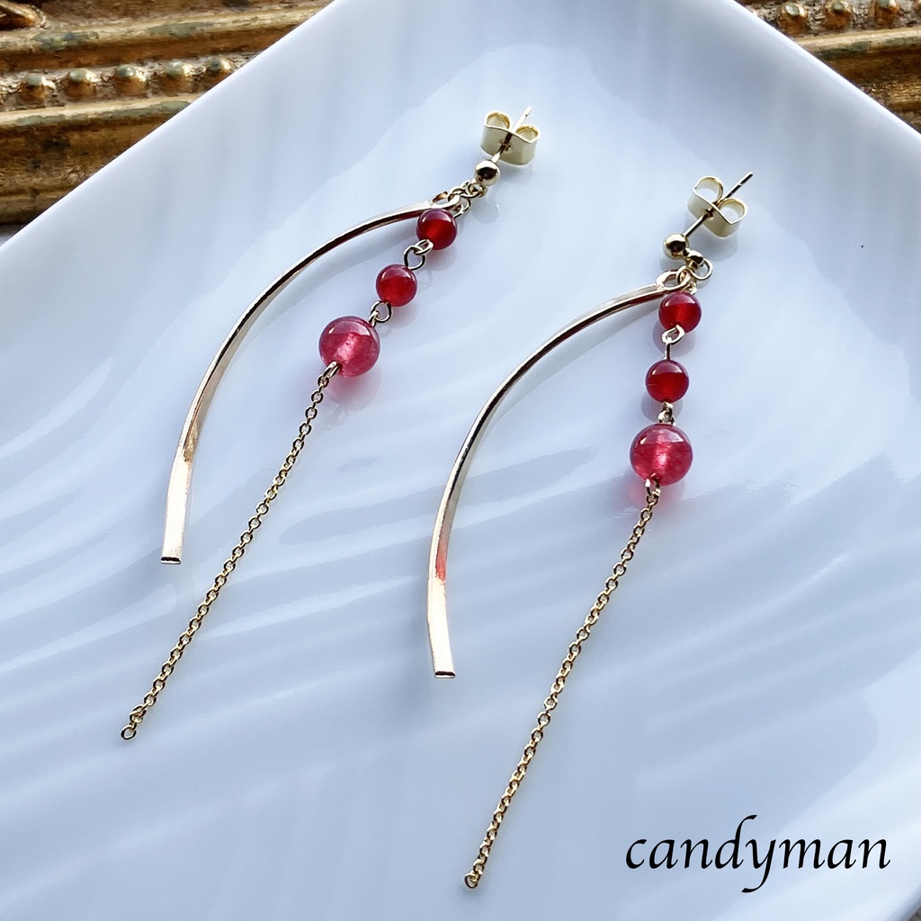 天然石レッドジェードの赤いくねくねピアス