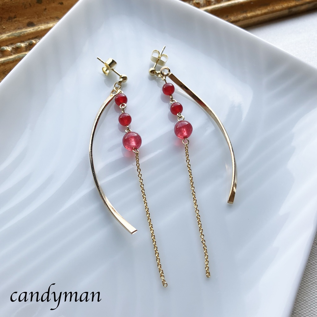 天然石レッドジェードの赤いくねくねピアス