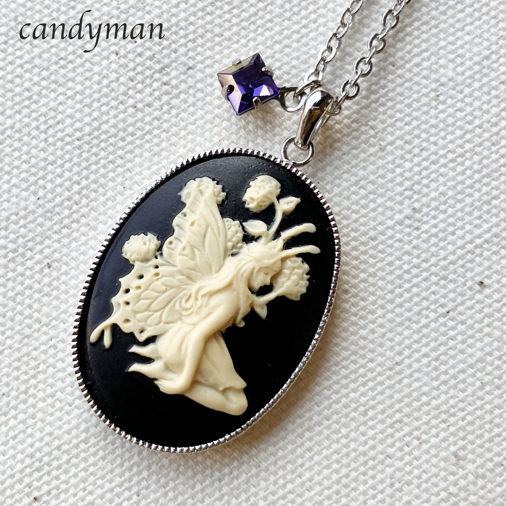 【送料込み】黒いお花の妖精カメオと紫色デッドストックスワロフスキーのネックレス