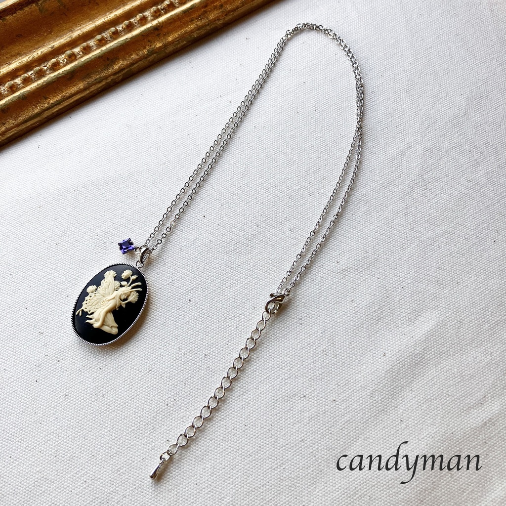 【送料込み】黒いお花の妖精カメオと紫色デッドストックスワロフスキーのネックレス