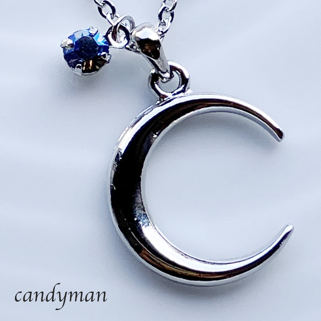 【送料込み】三日月チャームと水色のヴィンテージスワロフスキーのネックレス