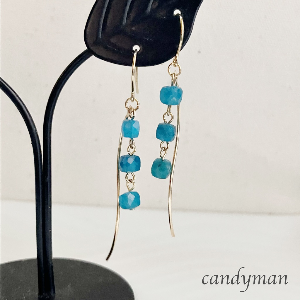 【送料込み】天然石ネオンブルーアパタイトの青いくねくねピアス