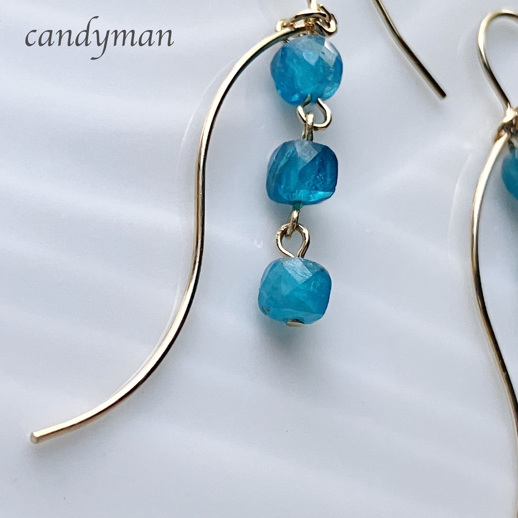 【送料込み】天然石ネオンブルーアパタイトの青いくねくねピアス