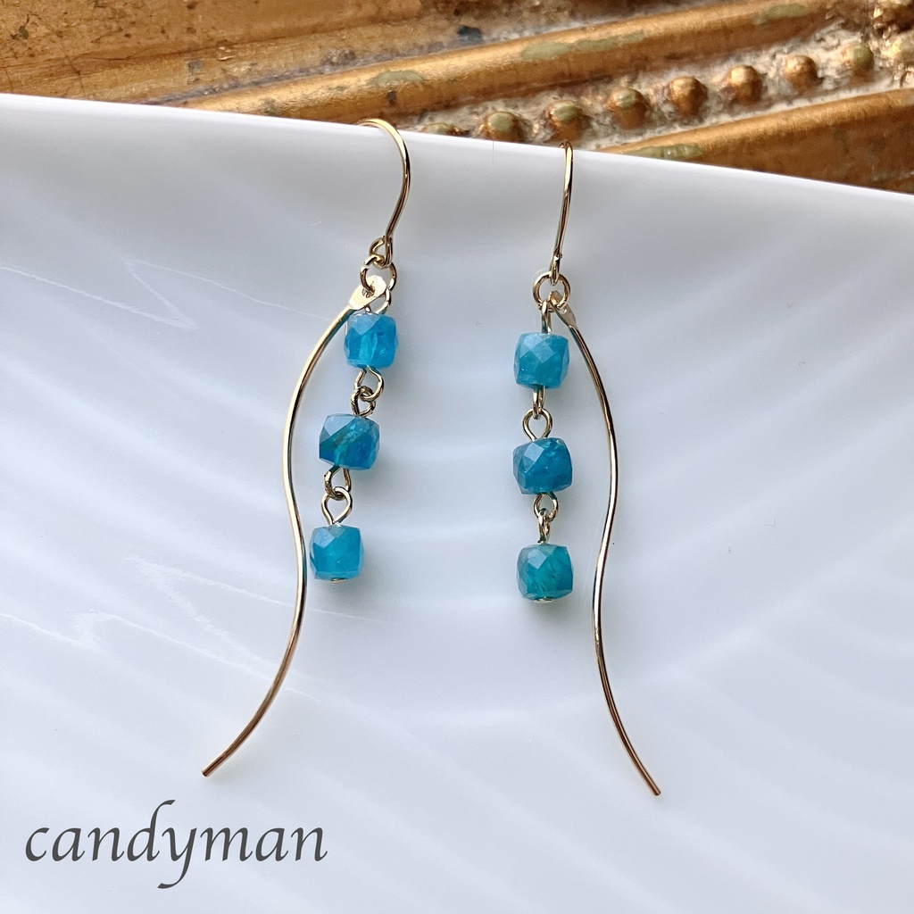 【送料込み】天然石ネオンブルーアパタイトの青いくねくねピアス