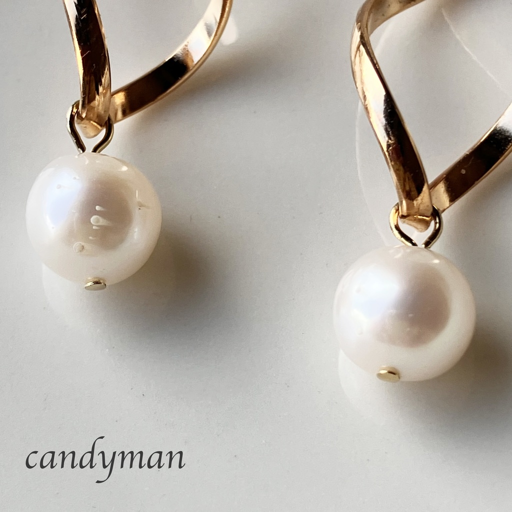 【送料込み】くねくねチャームとホワイトカラー淡水パールのピアス 入学式 卒業式 入園式 卒園式