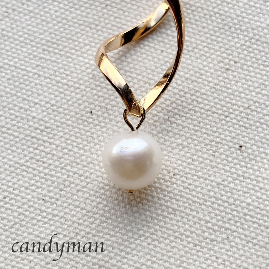 【送料込み】くねくねチャームとホワイトカラー淡水パールのピアス 入学式 卒業式 入園式 卒園式