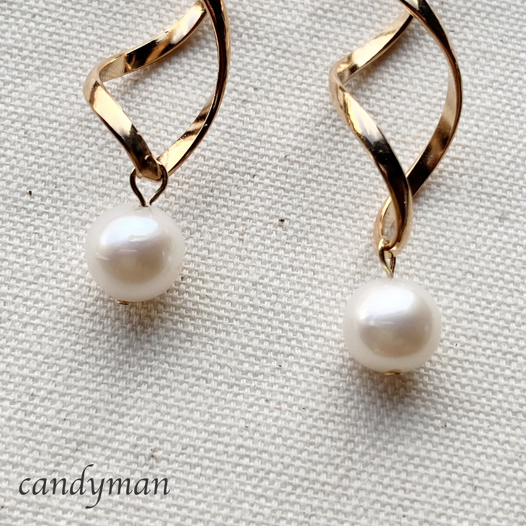 【送料込み】くねくねチャームとホワイトカラー淡水パールのピアス 入学式 卒業式 入園式 卒園式