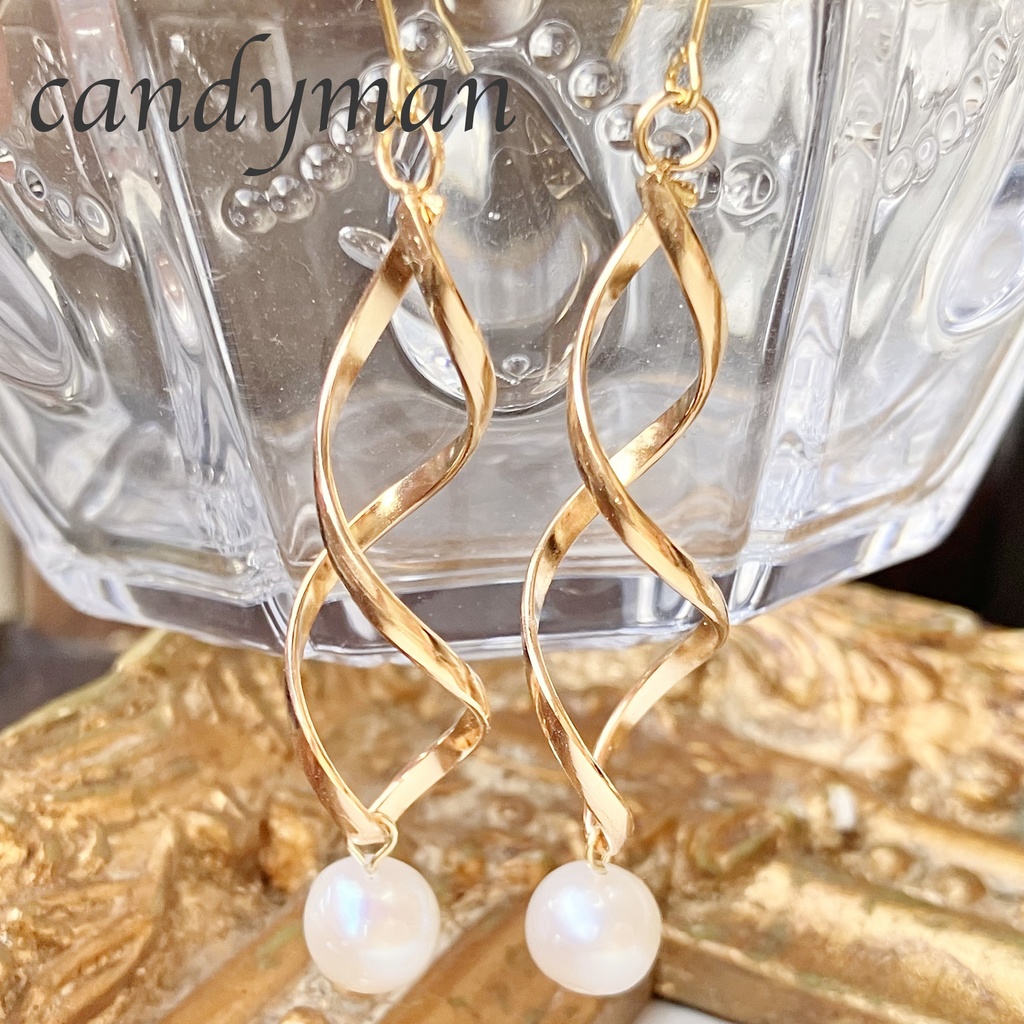 【送料込み】くねくねチャームとホワイトカラー淡水パールのピアス 入学式 卒業式 入園式 卒園式