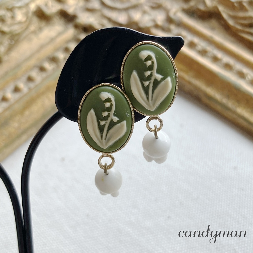 【値下げ1800円→1400円】【送料込み】グリーンのすずらんのカメオとすずらんのヴィンテージビーズのピアス