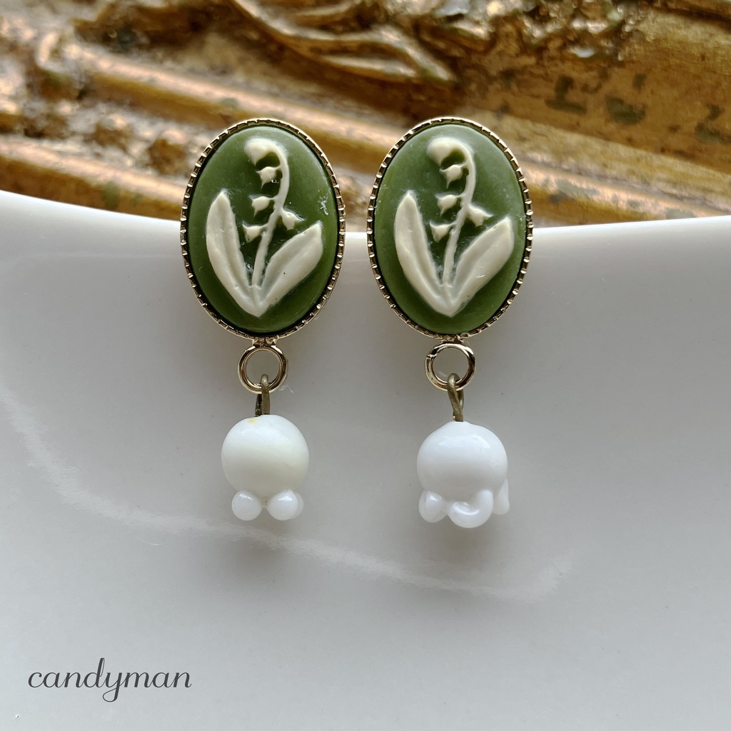 【値下げ1800円→1400円】【送料込み】グリーンのすずらんのカメオとすずらんのヴィンテージビーズのピアス