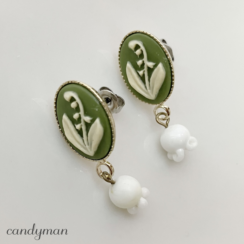 【値下げ1800円→1400円】【送料込み】グリーンのすずらんのカメオとすずらんのヴィンテージビーズのピアス