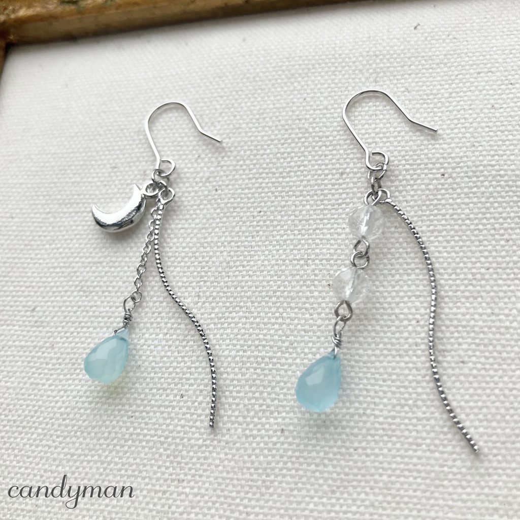 【送料込み】天然石シーブルーカルセドニーのお月様アシンメトリーピアス