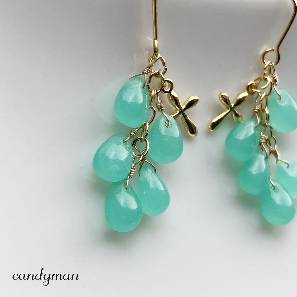 【送料込み】フランスヴィンテージビーズのパステルグリーンの雫ピアス