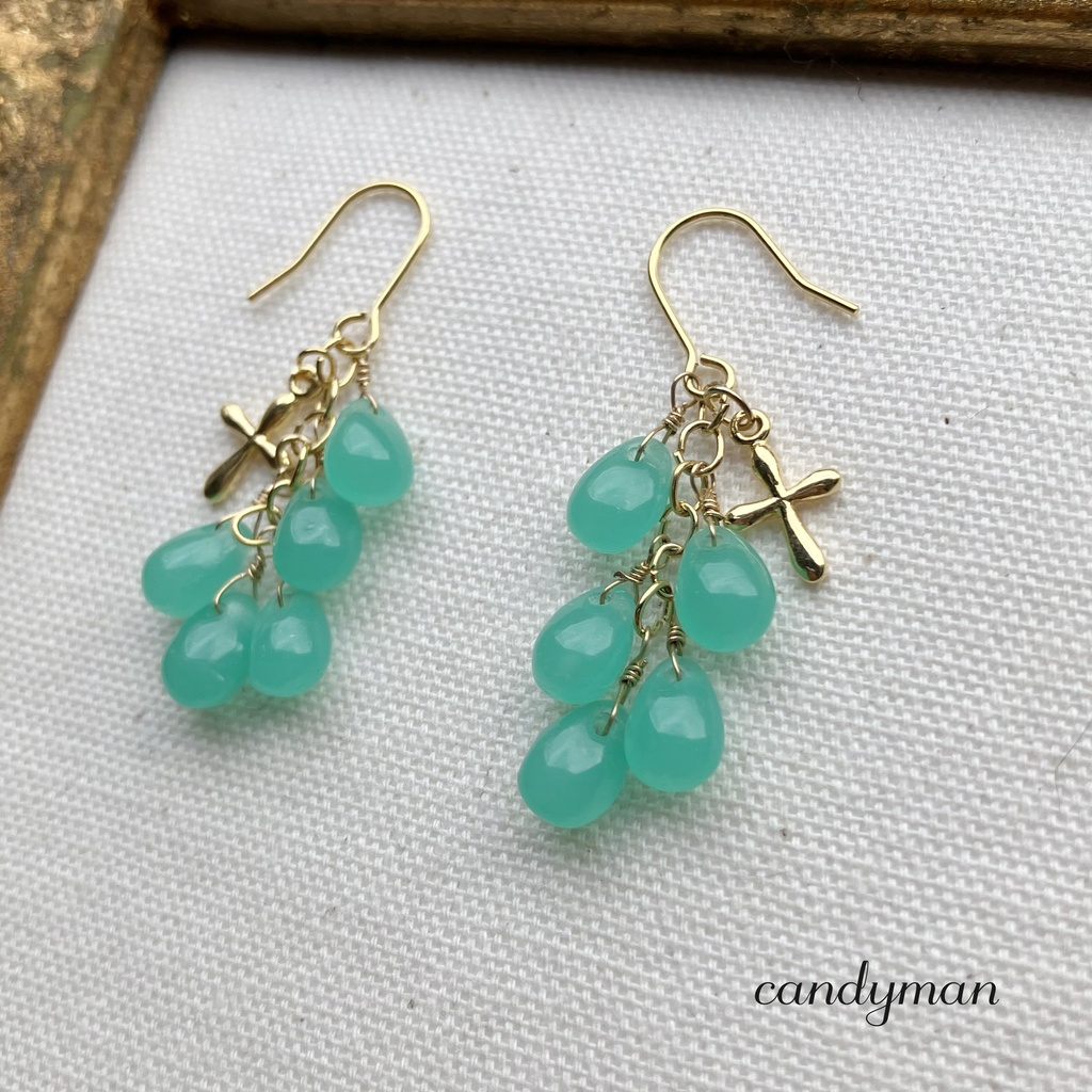 【送料込み】フランスヴィンテージビーズのパステルグリーンの雫ピアス