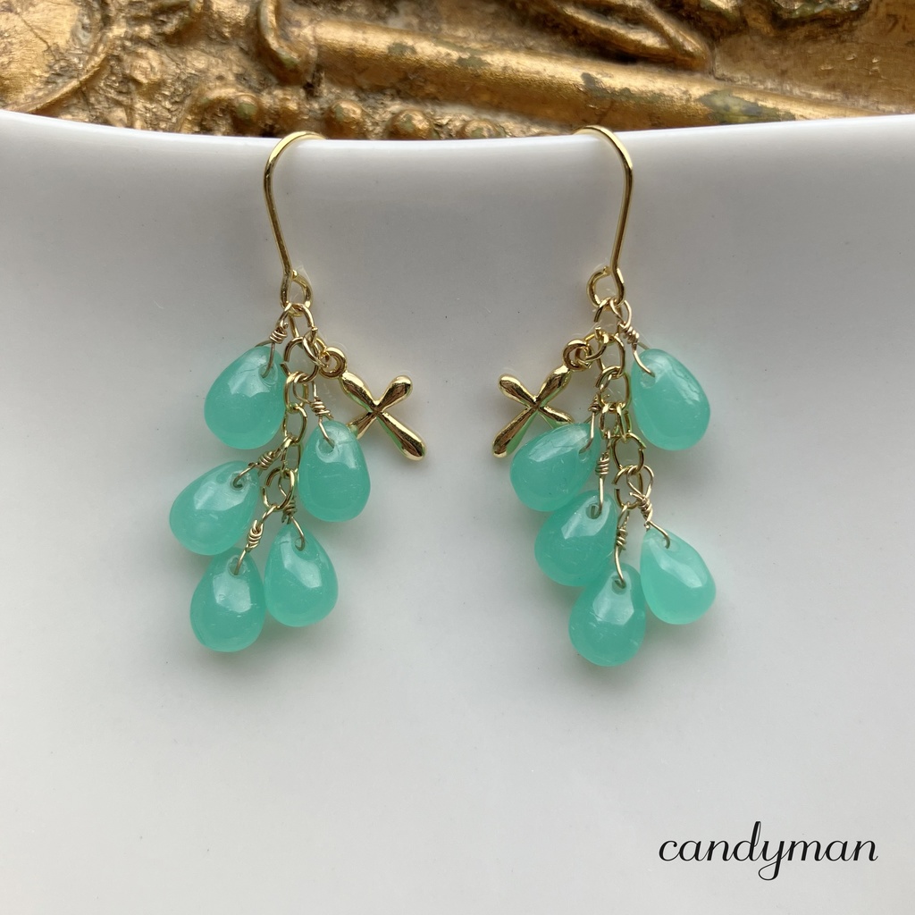 【送料込み】フランスヴィンテージビーズのパステルグリーンの雫ピアス