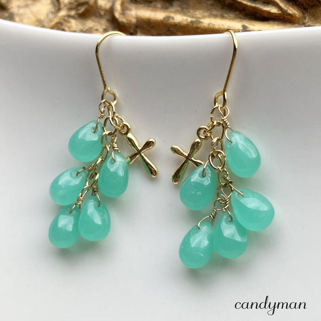 【送料込み】フランスヴィンテージビーズのパステルグリーンの雫ピアス